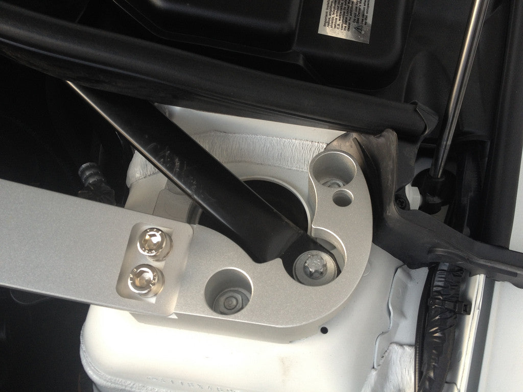 strut brace / strut bar