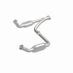 MagnaFlow Direct Fit Catalytic Converter 00-01Tahoe/Yukon V8 5.7L