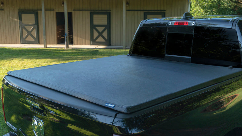 Lund 99-07 Chevy Silverado 1500 (6.5ft. Bed) Genesis Tri-Fold Tonneau Cover - Black